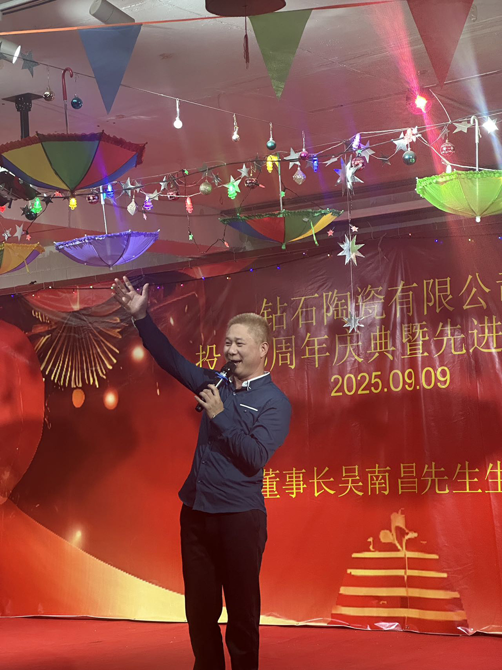 Генеральный директор по продажам проводит вечер